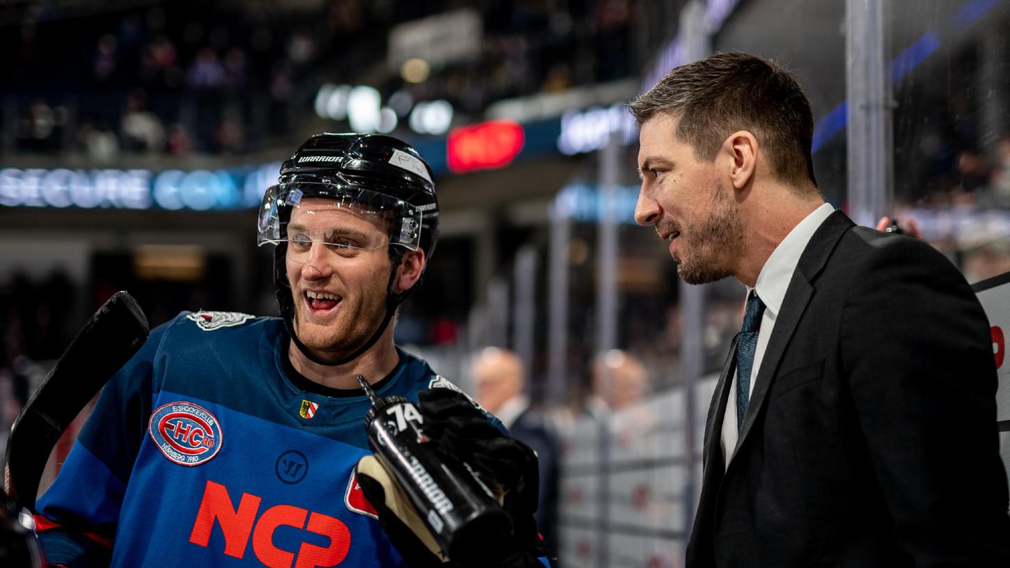 "Glücklich und aufgeregt": Dane Fox bleibt ein weiteres Jahr bei den Ice Tigers, was nicht nur Patrick Reimer (rechts) freuen wird.