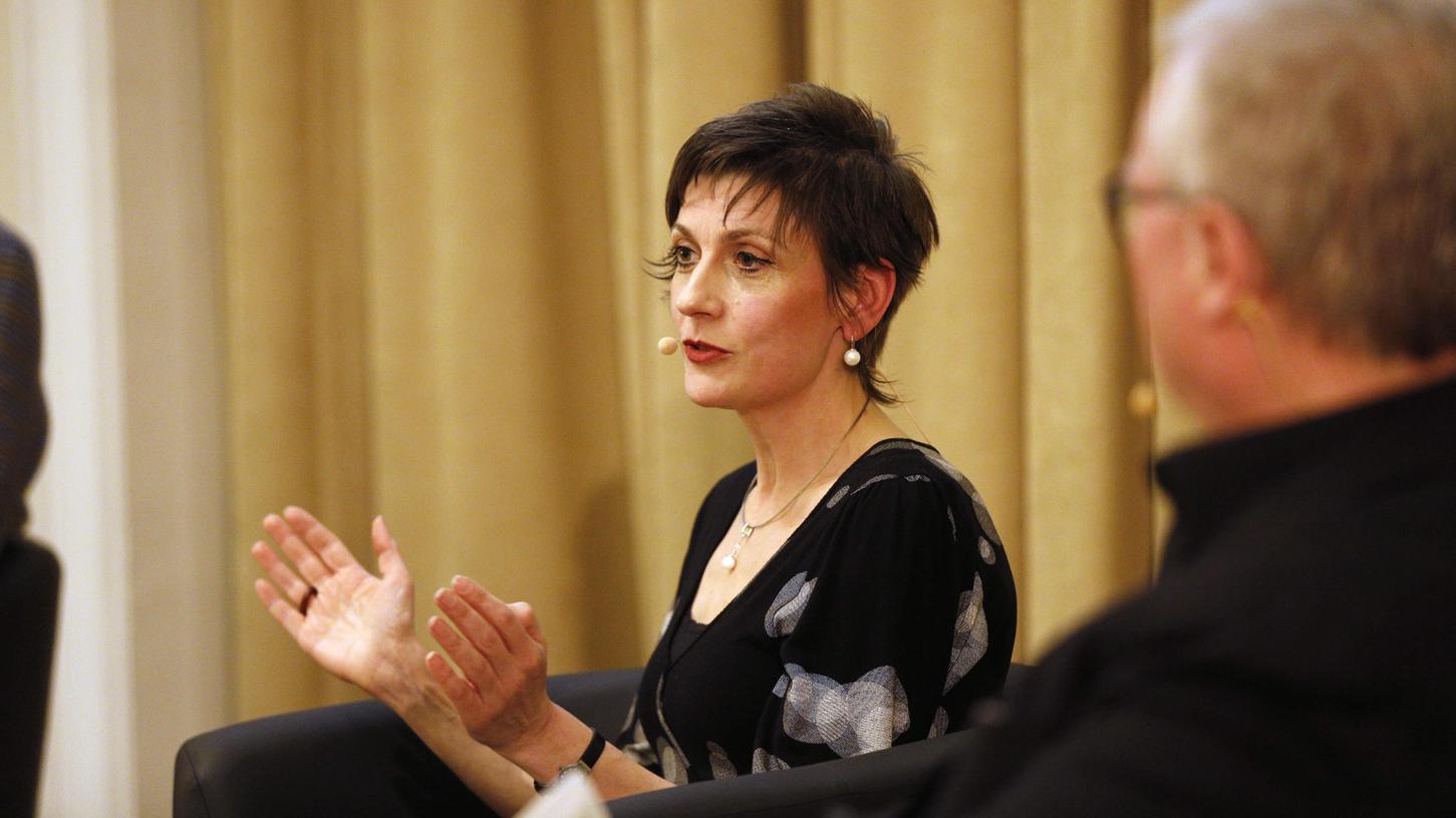 Auch NN-Redakteurin Ella Schindler diskutierte beim NN-Forum zum Krieg in der Ukraine mit und stellte sich den Fragen der Gäste und des Publikums.