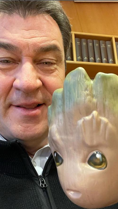 Als Geburtstagsgeschenk gab es für Markus Söder in diesem Jahr eine putzige Tasse vom "Guardians of the Galaxy"-Charakter Groot. "Trotz ernster Zeiten gibt es auch noch Heiteres: Das ist meine neue Groot-Tasse", schreibt Söder auf Instagram.