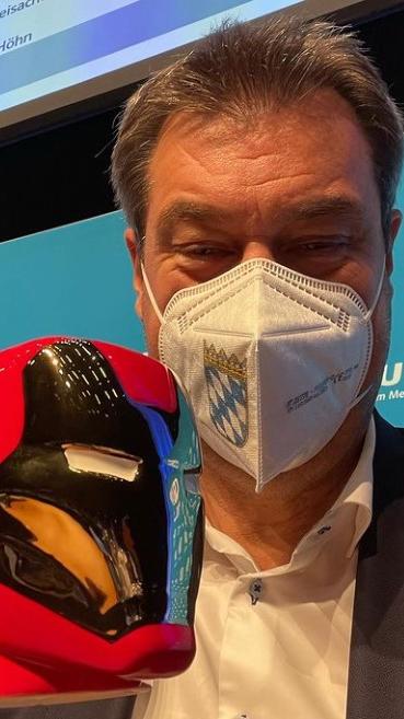 Markus Söder oder Tony Stark? Beide sind auf diesem Insta-Post hinter ihrer Maske. Der Ministerpräsident freute sich über das Geschenk der CSU aus Schwaben.