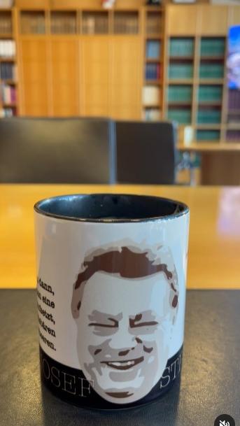 Neben seinen Kindheitsidolen zieren scheinbar auch seine politischen Vorbilder seine Kaffeetassen: Mit seiner Franz-Josef-Strauß-Tasse wünscht Söder auf Instagram einen guten Morgen.