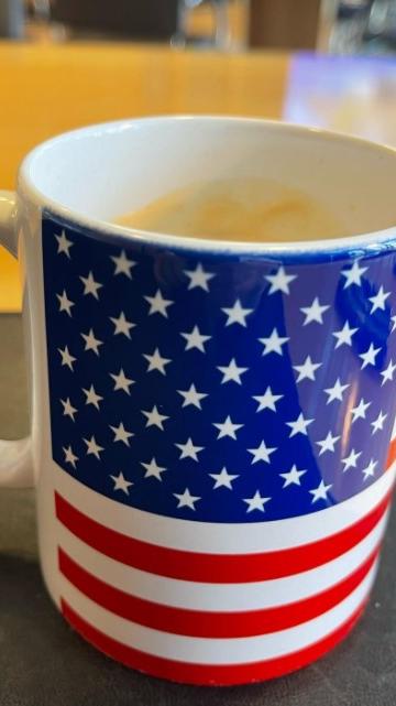 Beim Post von Söders Tasse mit US-Flagge wurden einige User stutzig, doch der Ministerpräsident klärt unter dem Bild auf: "Start in den Morgen - mit meiner neuen #Amerika-Tasse. Freiheitliche und liberale Demokratien halten zusammen."