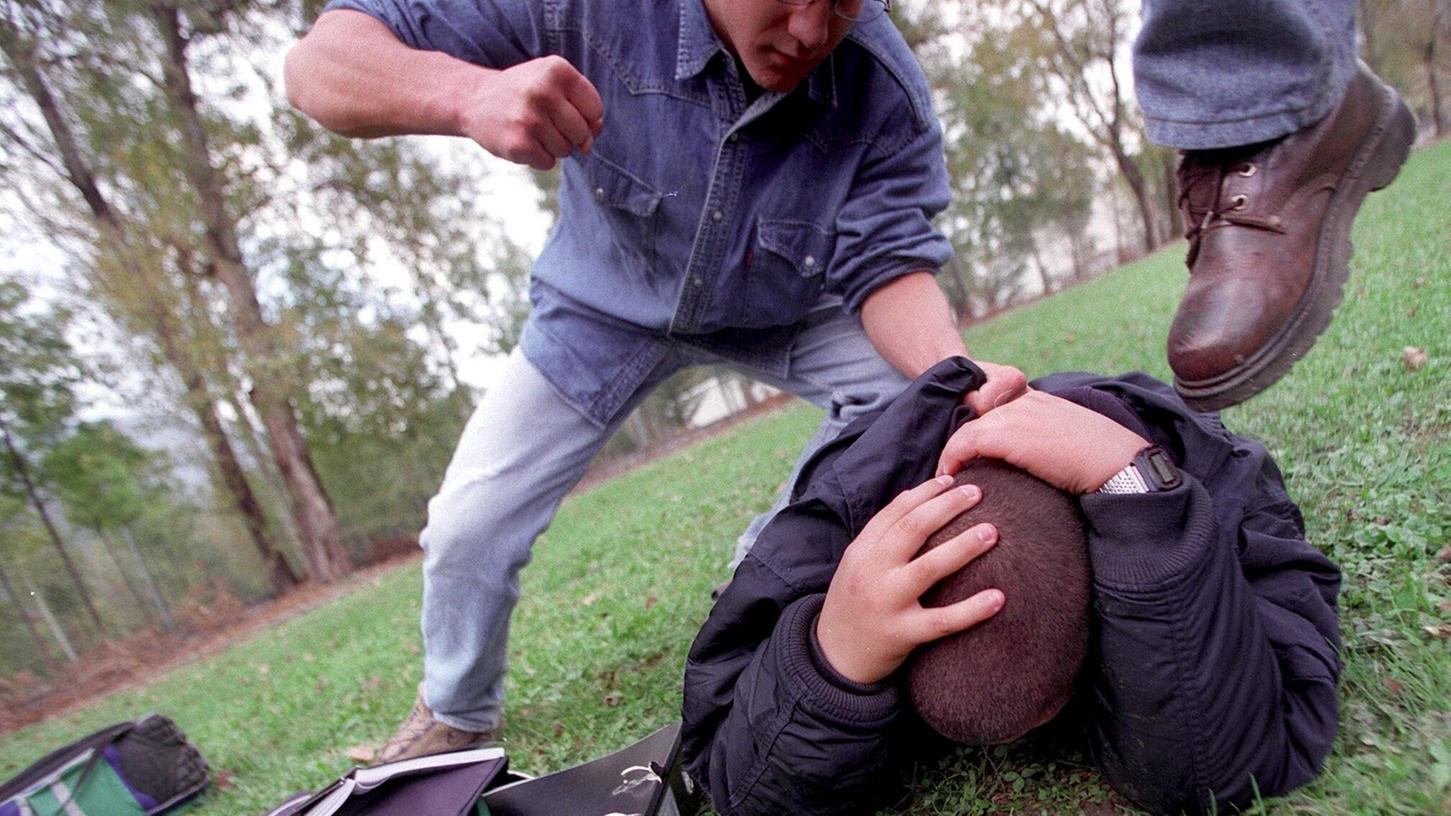 Die drei Männer und zwei Frauen schlugen unvermittelt auf den 21-Jährigen ein. (Symbolbild)