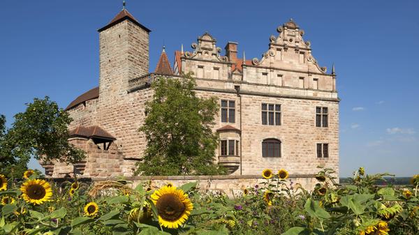 Weniger als eine Dreiviertelstunde beträgt normalerweise die Fahrzeit von Nürnberg mit S- und Regionalbahnen nach Cadolzburg. Der mittelfränkische Markt ist halbstündlich bis stündlich angebunden. Vor Ort bietet sich ein Besuch der vor einigen Jahren zum Erlebnismuseum ausgebauten Cadolzburg an (Foto). Darüber hinaus gibt es in Cadolzburg einen 25 Meter hohen Aussichtsturm - den sogenannten "Bleistift". Beide Ziele sind rund einen Kilometer vom Bahnhof entfernt.