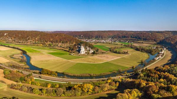 Auch das Altmühltal ist dank eines über eine ICE-Strecke verkehrenden Regionalexpresses sehr gut an Nürnberg angebunden. Alle zwei Stunden beträgt die Fahrzeit bis zum Bahnhof Kinding nur 28 Minuten. Von dort aus können Teilstücke des Panoramaweges bewandert werden, außerdem gibt es mehrere Schlaufenwege. Zum Pfraundorfer Badesee an der Kratzmühle sind es rund sieben Kilometer. Ein weiterer guter Einstiegspunkt ins Altmühltal ist der Pappenheimer Bahnhof. Dorthin ist man ab Nürnberg eine gute Stunde unterwegs. In Pappenheim laden historische Häuser, eine Burg und natürlich die sich dahinschlängelnde Altmühl zum Erkunden ein.