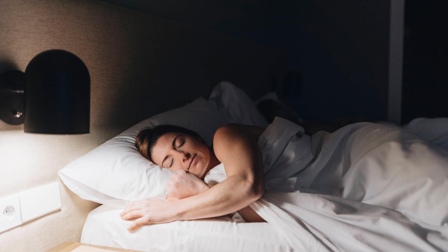Schlafen gilt als lebenswichtiger Prozess, der für Gesundheit und Wohlbefinden sorgt.