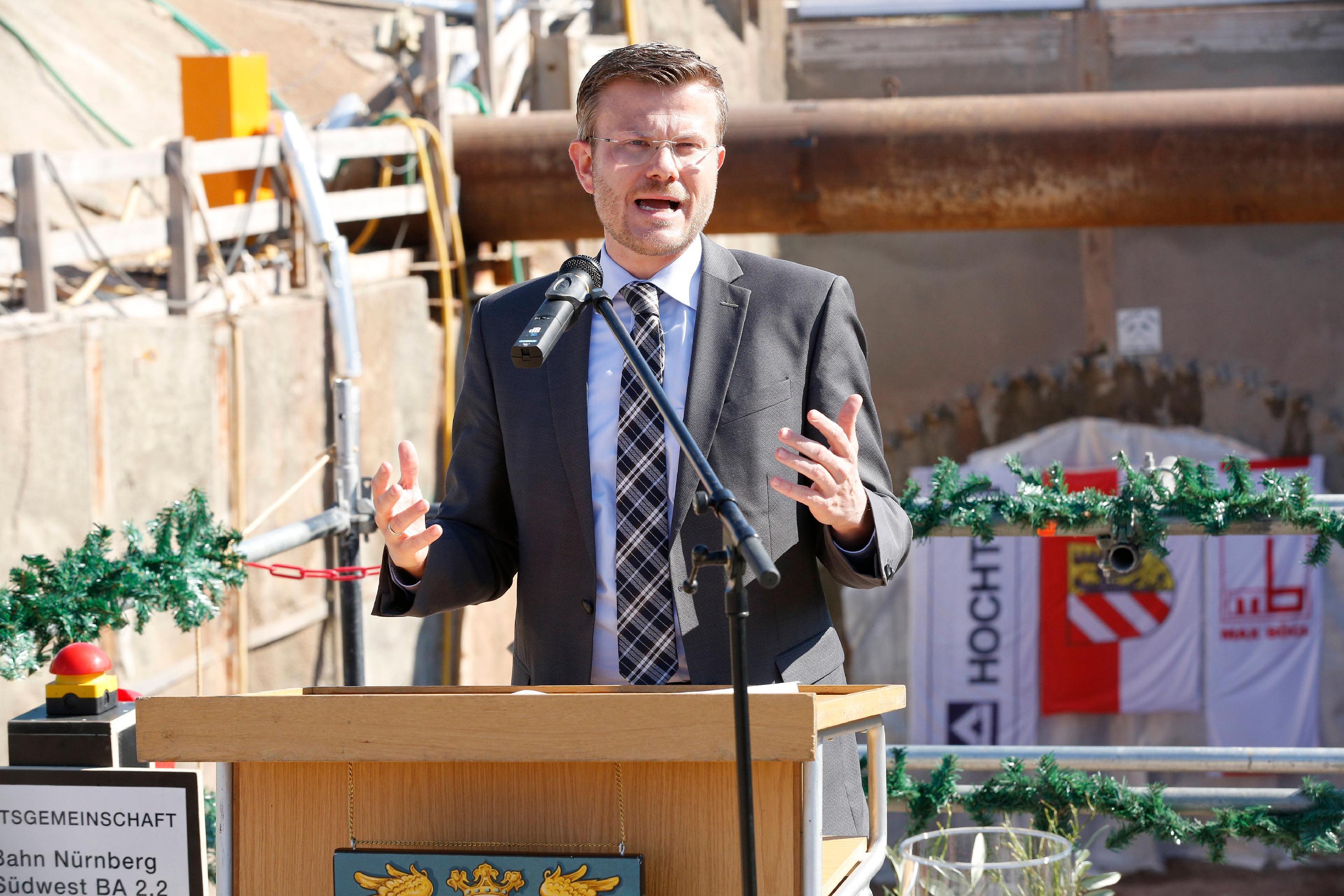 Oberbürgermeister Marcus König kann sich noch gut an den 7. August 2020 erinnern, als der Startschuss auf der anderen Seite des Tunnels erfolgte. Im Ausbau der Linie U3 über die Haltestelle Kleinreuth bei Schweinau zur künftigen Endstation Gebersdorf sieht König „ein klares Bekenntnis für den ÖPNV“.  