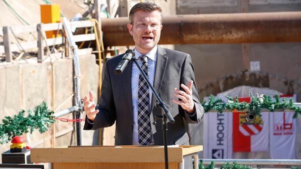 Oberbürgermeister Marcus König kann sich noch gut an den 7. August 2020 erinnern, als der Startschuss auf der anderen Seite des Tunnels erfolgte. Im Ausbau der Linie U3 über die Haltestelle Kleinreuth bei Schweinau zur künftigen Endstation Gebersdorf sieht König „ein klares Bekenntnis für den ÖPNV“.