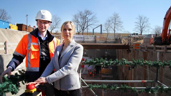 Als Tunnelpatin durfte die OB-Gattin Anke König, hier neben Projektleiter Sven Hintsche, den roten Knopf drücken.