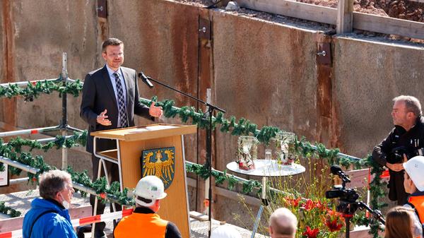 Seit 1967, rechnet der OB vor, seien 1,4 Milliarden Euro in den (Aus-)Bau des Nürnberger U-Bahnnetzes geflossen. Davon hätten 1,1 Milliarde Euro der Bund und der Freistaat übernommen. 300 Millionen Euro hat laut König die Stadt investiert, um die U-Bahn zu den Menschen zu bringen – und die Menschen in die U-Bahn.