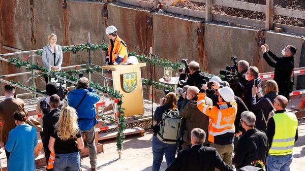 Auf sie waren alle Blicke gerichtet: Anke König (links im Bild) hatte die Tunnelpatenschaft für die Strecke Gebersdorf-Kleinreuth bei Schweinau übernommen.
