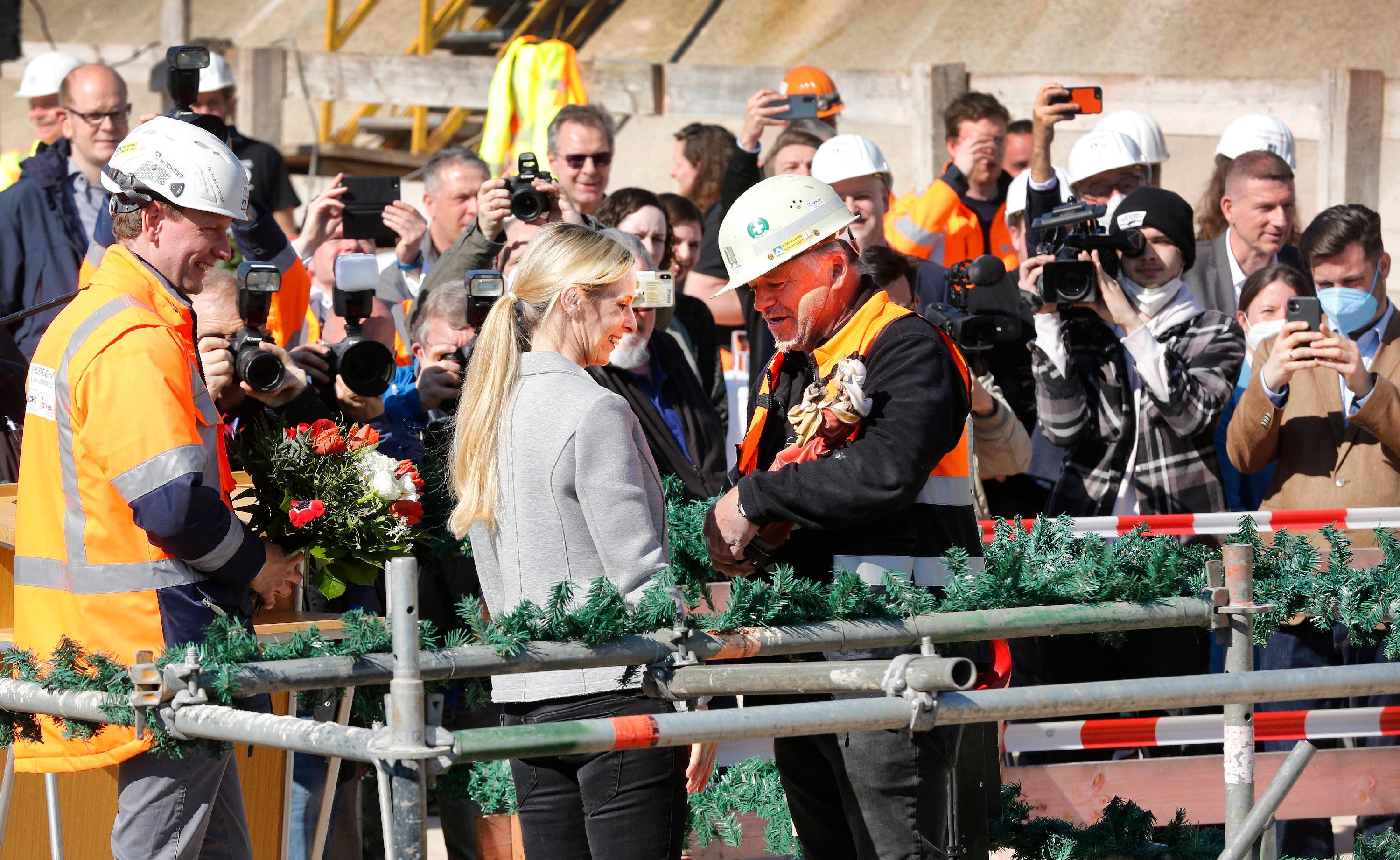 Beim Tunneldurchschlag wurde Anke König eine Figur der Heiligen Barbara überreicht, die als Schutzpatronin der Bergleute gilt.