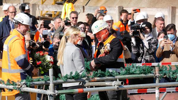 Beim Tunneldurchschlag wurde Anke König eine Figur der Heiligen Barbara überreicht, die als Schutzpatronin der Bergleute gilt.