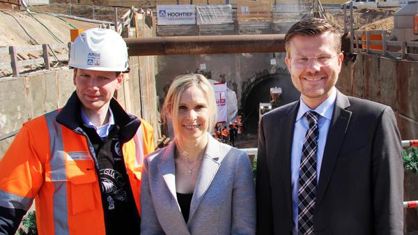 Links neben Andrea König und ihrem Mann Marcus König steht Sven Hintsche. Er ist Projektleiter der Arbeitsgemeinschaft Hochtief/Max Bögl.