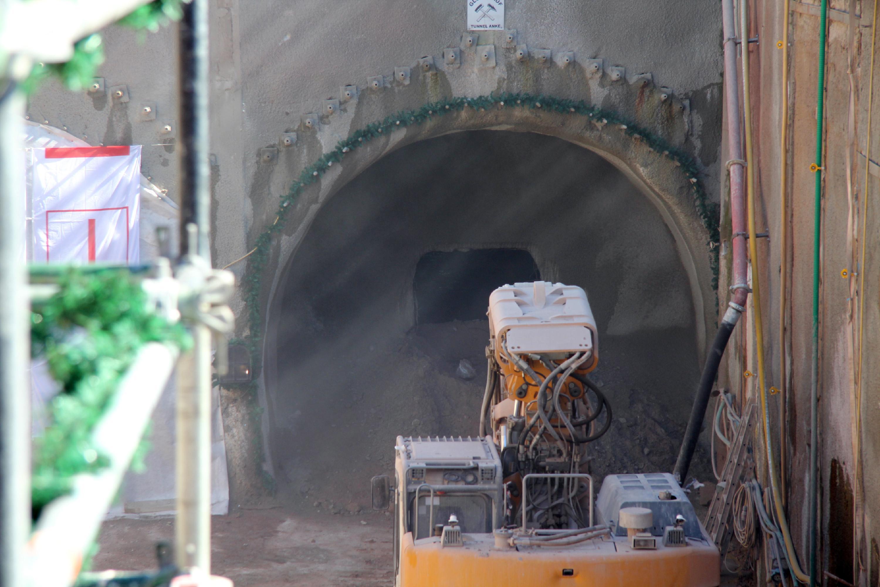 Nach etwa zehn Minuten war sein Werk vollbracht. Das Loch in der Wand ist unübersehbar, die Strecke Gebersdorf-Kleinreuth bei Schweinau damit verbunden.