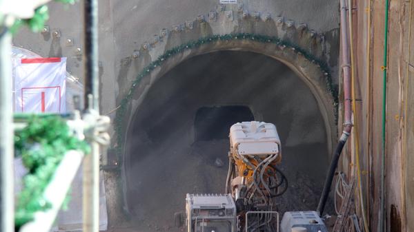 Nach etwa zehn Minuten war sein Werk vollbracht. Das Loch in der Wand ist unübersehbar, die Strecke Gebersdorf-Kleinreuth bei Schweinau damit verbunden.