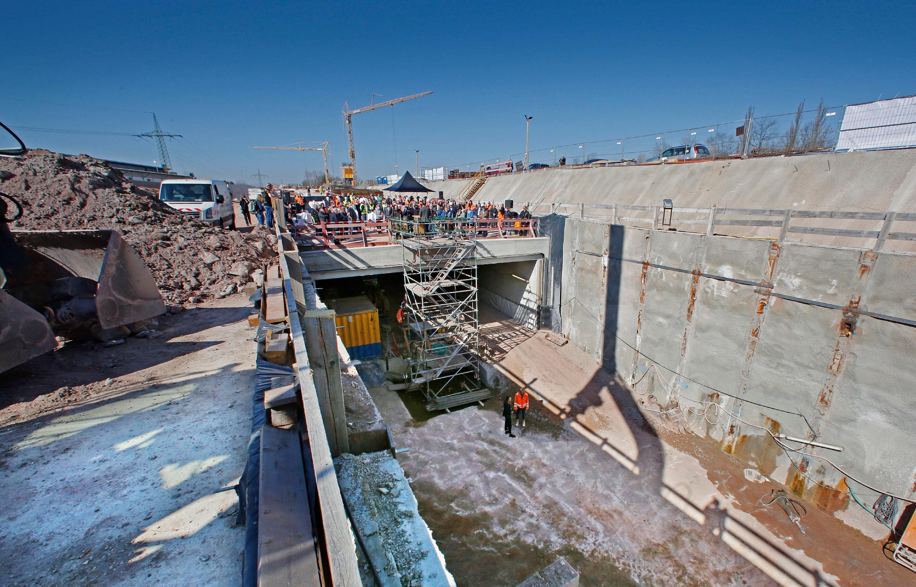 Bis 2026 soll die U-Bahnlinie U3 um die Haltestellen Kleinreuth bei Schweinau und die Endstation Gebersdorf erweitert werden. 