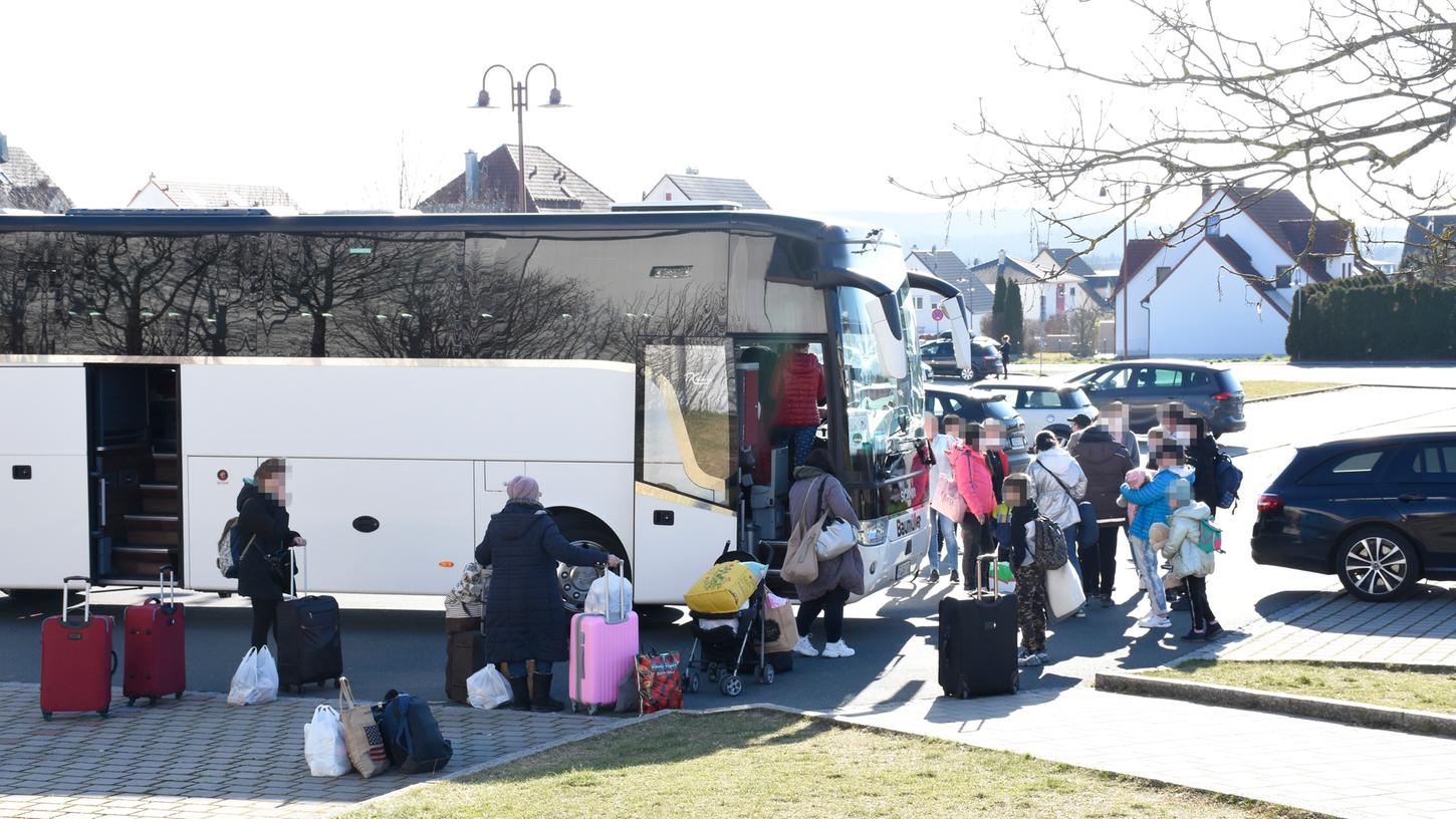 Ankunft der Ukrainerinnen am Dienstag auf dem Schulparkplatz in Diepersdorf.