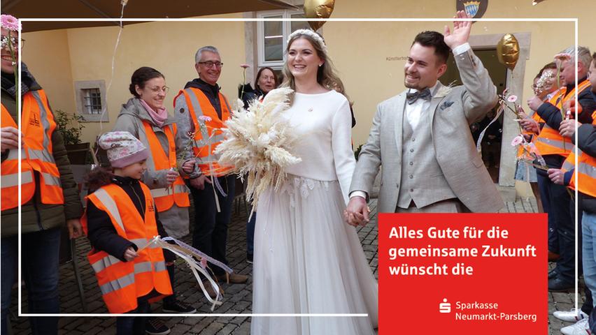 Vor knapp zwölf Jahren lernten sich Carina Götz aus Sulzbürg und Sebastian Simon aus Neumarkt-Wolfstein im Neumarkter Sudhaus kennen und sind seither unzertrennlich. Nun fanden sie es an der Zeit, als Ehepaar durchs Leben zu gehen. Geheiratet haben sie im Freystädter Standesamt bei zweitem Bürgermeister Johann Kerl, der die Trauung vorgenommen hat. Dies nahmen die Arbeitskollegen der Braut von der Neumarkter Firma Max Bögl und die Freunde des Paares zum Anlass, die frischgebackenen Eheleute mit einem Spalier im Spitalinnenhof zu überraschen, mit Blumen und Geschenken zu gratulieren. Ein paar Meter weiter, im Spitalstadl, wurde dann mit den Hochzeitgästen ausgiebig gefeiert. Die 28-jährige Personalreferentin und der zwei Jahre ältere Prozesstechniker wohnen derzeit noch in Neumarkt, sind aber bereits schwer beschäftigt mit den Plänen für ihr neues Haus, das sie in Mühlhausen bauen werden. 