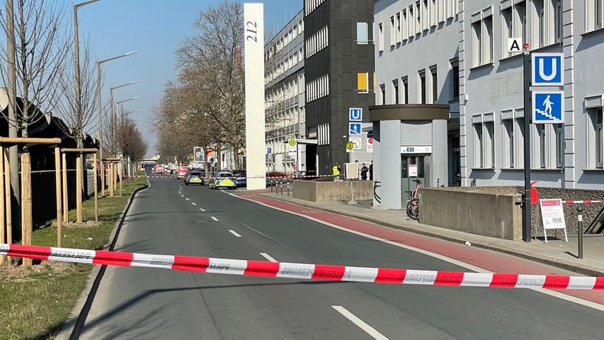 Die Polizei riegelte daraufhin das Areal an einer der größten Verkehrsadern Nürnbergs komplett ab.