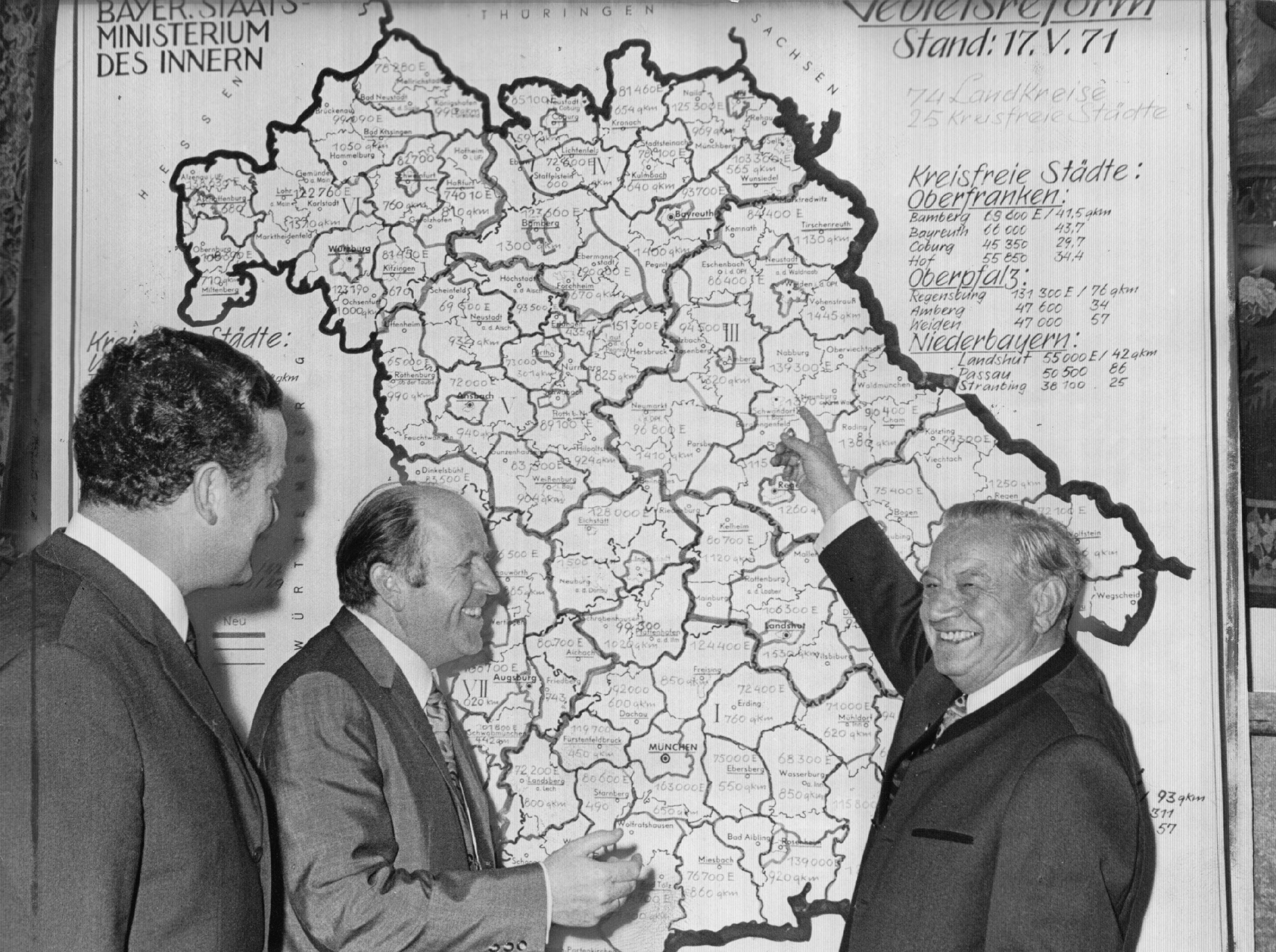 Die Umsetzung der Reform erfolgte in zwei Abschnitten, die zeitlich nacheinander durchgeführt wurden: Zunächst wurden im Jahr 1972 die Landkreise und kreisfreien Städte neu gegliedert. Die Zahl der Landkreise wurde dabei von 143 auf 71 reduziert. Zudem verloren 23 von ehemals 48 kreisfreien Städten ihren Status der Kreisfreiheit. Als Ausgleich durften sie fortan den Titel "Große Kreisstadt" tragen und erhielten zusätzliche Rechte gegenüber den übrigen Gemeinden. Gleichzeitig erfolgte auch eine Neuabgrenzung der Regierungsbezirke.