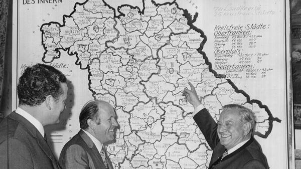 Die Umsetzung der Reform erfolgte in zwei Abschnitten, die zeitlich nacheinander durchgeführt wurden: Zunächst wurden im Jahr 1972 die Landkreise und kreisfreien Städte neu gegliedert. Die Zahl der Landkreise wurde dabei von 143 auf 71 reduziert. Zudem verloren 23 von ehemals 48 kreisfreien Städten ihren Status der Kreisfreiheit. Als Ausgleich durften sie fortan den Titel "Große Kreisstadt" tragen und erhielten zusätzliche Rechte gegenüber den übrigen Gemeinden. Gleichzeitig erfolgte auch eine Neuabgrenzung der Regierungsbezirke.