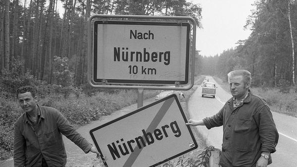 In der zweiten Phase des Projekts, der Gemeindegebietsreform, sollte dann die Zahl der bayerischen Gemeinden reduziert werden. Um die großflächige Reform umzusetzen, versuchte es die Politik zunächst mit einer "Freiwilligkeitsphase". Fassten die Gemeinden bis zum 1. Januar 1976 Eingemeindungsbeschlüsse nach den Vorgaben des Innenministeriums, konnten sie mit finanziellen Zuschüssen rechnen. Zig Gemeinden folgten der Aufforderung, die übrigen wurden anschließend per Verordnung zusammengeschlossen. Im Ergebnis verringerte sich die Zahl der bayerischen Gemeinden von über 7000 auf knapp über 2000.