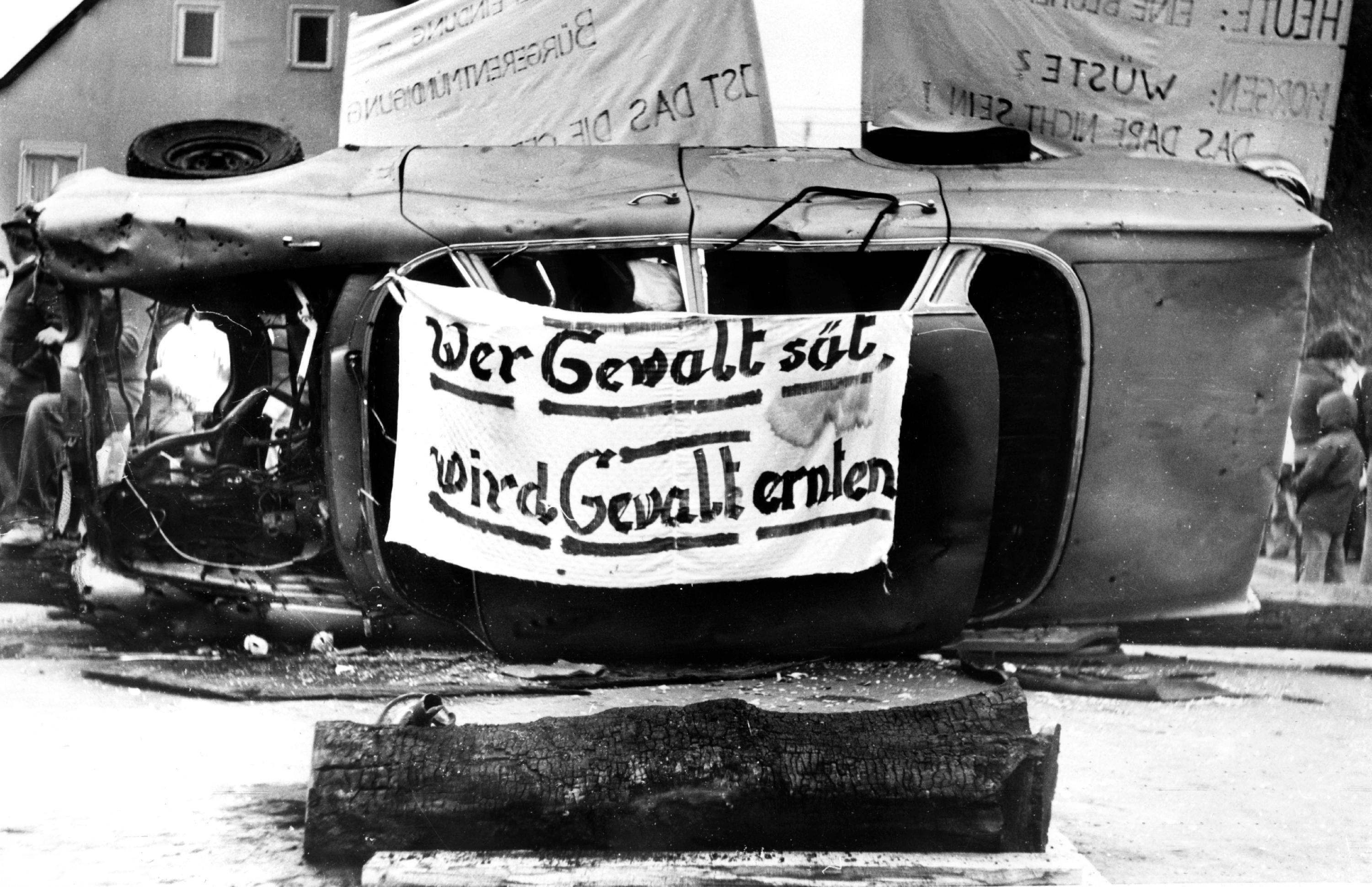 Besonders die kommunale Gebietsreform beziehungsweise die drohenden Zwangsehen nach der Freiwilligkeitsphase kamen allerdings nicht überall gut an. In der Region sorgte vor allem der Protest des unterfränkischen Dorfs Ermershausen für Schlagzeilen: Mit einem Autowrack und Eichenstämmen errichteten die Bewohner dort eine Straßensperre, um so gegen die Eingemeindung zum Nachbarort Maroldsweisach zu protestieren. Zudem verbarrikadierten sich die Bürger im Rathaus - am Ende musste das Gebäude mit Hilfe von Polizisten zwangsgeräumt werden. 