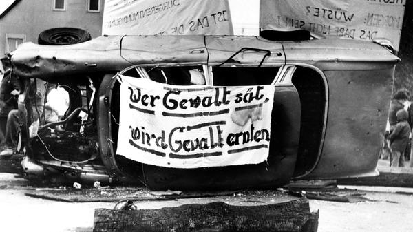 Besonders die kommunale Gebietsreform beziehungsweise die drohenden Zwangsehen nach der Freiwilligkeitsphase kamen allerdings nicht überall gut an. In der Region sorgte vor allem der Protest des unterfränkischen Dorfs Ermershausen für Schlagzeilen: Mit einem Autowrack und Eichenstämmen errichteten die Bewohner dort eine Straßensperre, um so gegen die Eingemeindung zum Nachbarort Maroldsweisach zu protestieren. Zudem verbarrikadierten sich die Bürger im Rathaus - am Ende musste das Gebäude mit Hilfe von Polizisten zwangsgeräumt werden.