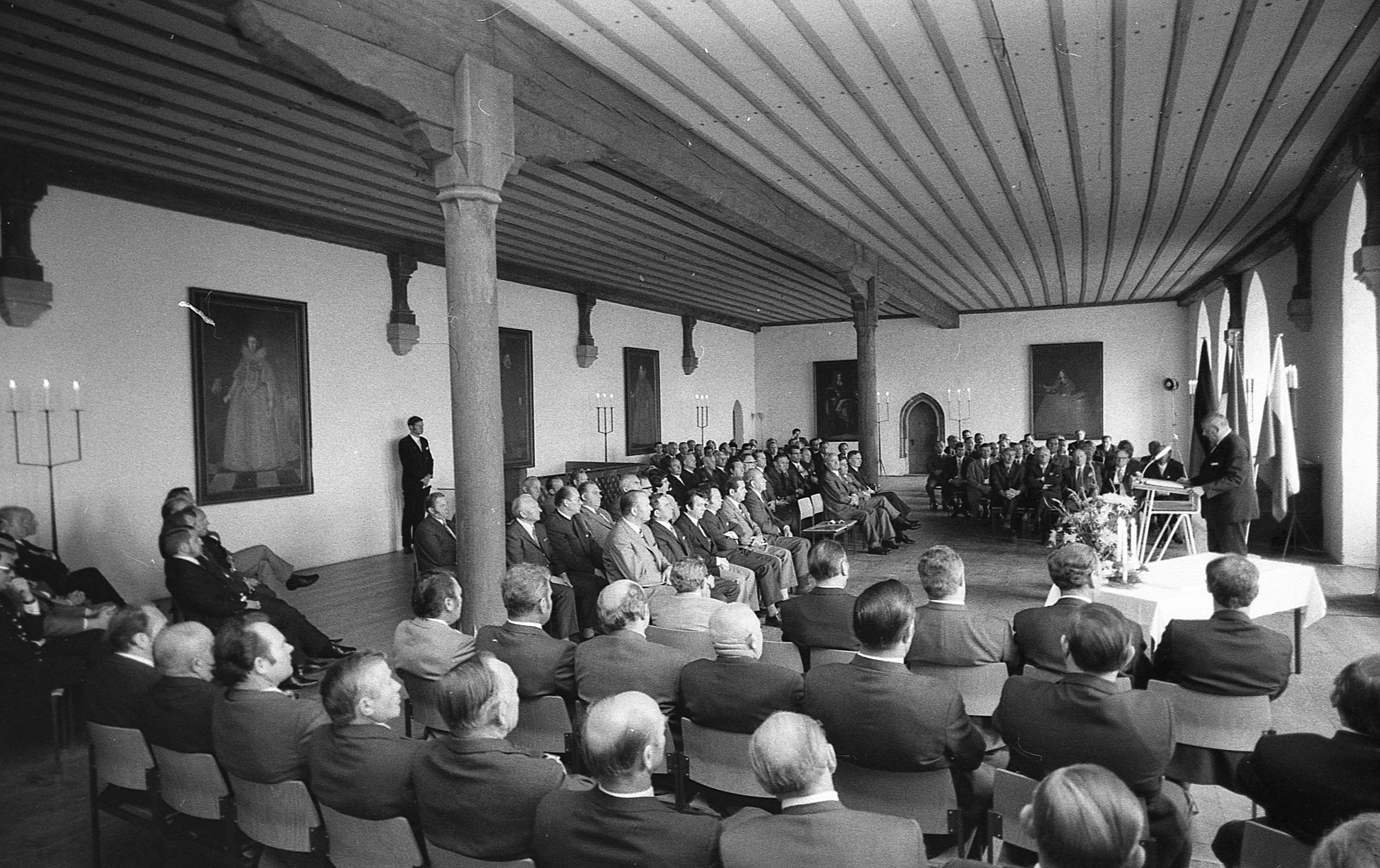 Nach dem ersten Aufschrei unterstütze jedoch die Mehrheit der bayerischen Bürger die vorgenommene Gebietsreform. Das zeigte sich vor allem bei zwei erfolglosen Volksbegehren. So strebte zunächst eine Gruppe, bekannt als "Riedenburger Kreis", 1971 einen Volksentscheid zur Festschreibung einer parlamentarischen Zweidrittelmehrheit für Gebiets- und Bestandveränderungen an. Sie scheiterten krachend, lediglich 3,7 Prozent der Wahlberechtigten beteiligten sich. Eine weitere Initiative, die sich im Jahr 1976 gründete, versuchte erneut ein Volksbegehren ins Laufen zu bringen – doch auch dieses blieb ohne Erfolg. 