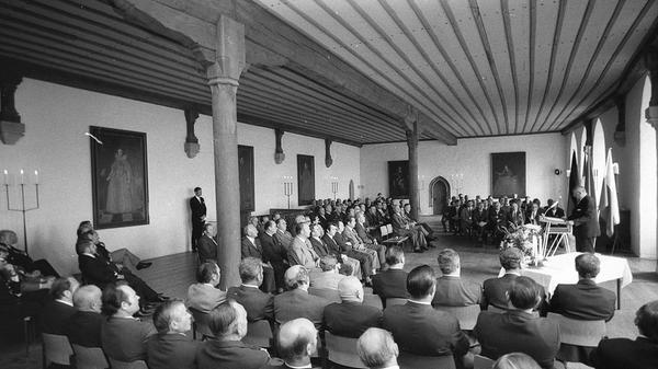 Nach dem ersten Aufschrei unterstütze jedoch die Mehrheit der bayerischen Bürger die vorgenommene Gebietsreform. Das zeigte sich vor allem bei zwei erfolglosen Volksbegehren. So strebte zunächst eine Gruppe, bekannt als "Riedenburger Kreis", 1971 einen Volksentscheid zur Festschreibung einer parlamentarischen Zweidrittelmehrheit für Gebiets- und Bestandveränderungen an. Sie scheiterten krachend, lediglich 3,7 Prozent der Wahlberechtigten beteiligten sich. Eine weitere Initiative, die sich im Jahr 1976 gründete, versuchte erneut ein Volksbegehren ins Laufen zu bringen – doch auch dieses blieb ohne Erfolg.