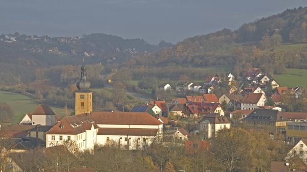 Der 5-Seidla-Steig ist inzwischen sehr bekannt. Er kann entweder von Weißenohe nach Thuisbrunn gelaufen werden (dort fährt eine Buslinie), oder wahlweise ab Weißenohe beziehungsweise Gräfenberg als Rundkurs. Dies hat den Vorteil, dass man bequem mit dem Zug an- und abreisen kann. Die Gräfenbergbahn fährt in der Regel stündlich und braucht ab dem Nordostbahnhof in beide Orte zirka 40 Minuten. Entlang der Wegstrecke warten leckere Biere von lokalen Brauereien vor Ort.