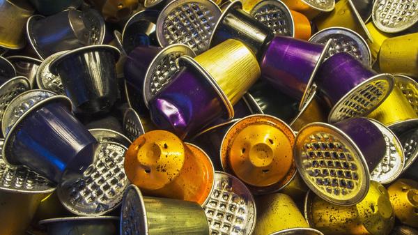 Kaffeekapseln gelten in rechtlichem Sinne nicht als Verpackung - vor allem deshalb, weil meist noch Reste von Kaffeepulver enthalten sind. Aus diesem Grund gehören die Kapseln zunächst einmal in den Restmüll - es sei denn, sie besitzen eine bestimmte Kennzeichnung. Es hängt tatsächlich vom jeweiligen Hersteller ab. Außerdem stellt sich die Frage, wer am dualen System teilnimmt. Kaffeekapseln aus Aluminium von Nestlé dürfen in die Gelbe Tonne. Aber ansonsten muss man sich tatsächlich informieren.