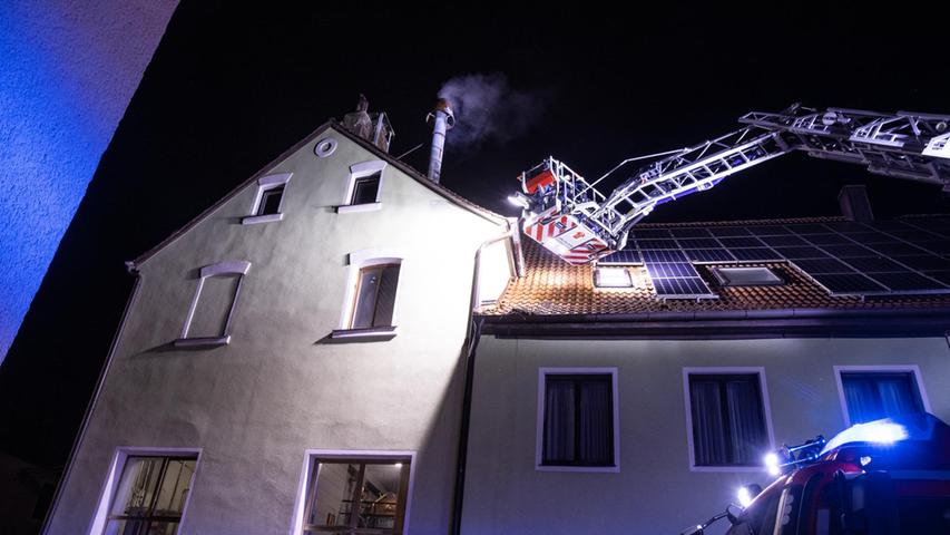 Ein Übergreifen der Flammen auf das Dach konnten die Feuerwehrkräfte verhindern.