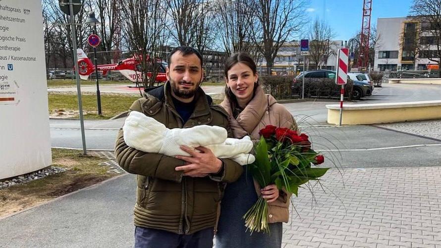 Babyglück nach der Flucht: Anastasia Haraieva und ihr Mann Mikayil mit ihrem neugeborenen Sohn David.