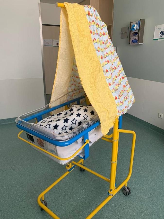Passend: Das Babybettchen im Klinikum war blau-gelb - wie die Farben der ukrainischen Flagge.