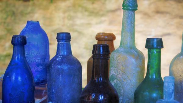 Da es keinen extra Container für blaues Glas gibt, sollte es mit in den grünen Container. Hier kann es am besten mit eingeschmolzen werden. Generell gilt, wenn man sich nicht sicher ist, welche Farbe das Glas hat, sollte es in den grünen Container, da hier eine Farbabweichung beim Recycling am wenigsten stört.