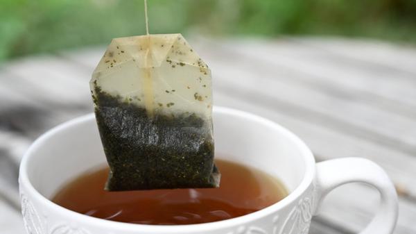 Die Beutel dürfen, genau wie Kaffeefilter, in den Biomüll. In seine einzelnen Bestandteile muss der Teebeutel nicht zerlegt werden. Es wäre aber ökologisch sinnvoll, wenn man auf diese Art von Teebeutel verzichten und sie durch losen Tee ersetzen würde.