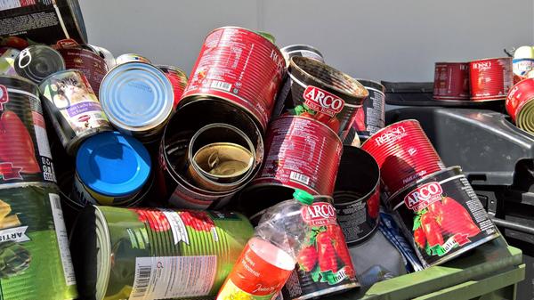 Die Konservendose ist eine Verpackung und gehört in die Gelbe Tonne. Sie kann sehr gut recycelt werden.