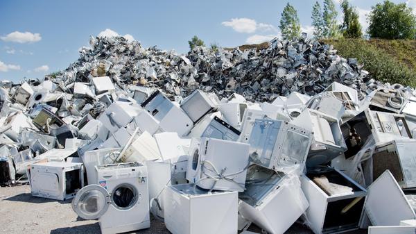 Hieraus können oft noch Rohstoffe gewonnen werden, die weiterverarbeitet werden können. Deshalb sollte man Elektrogeräte bei Wertstoffsammelstellen abgegeben. Es kostet im Übrigen nichts, selbst wenn man größere Geräte abgibt.