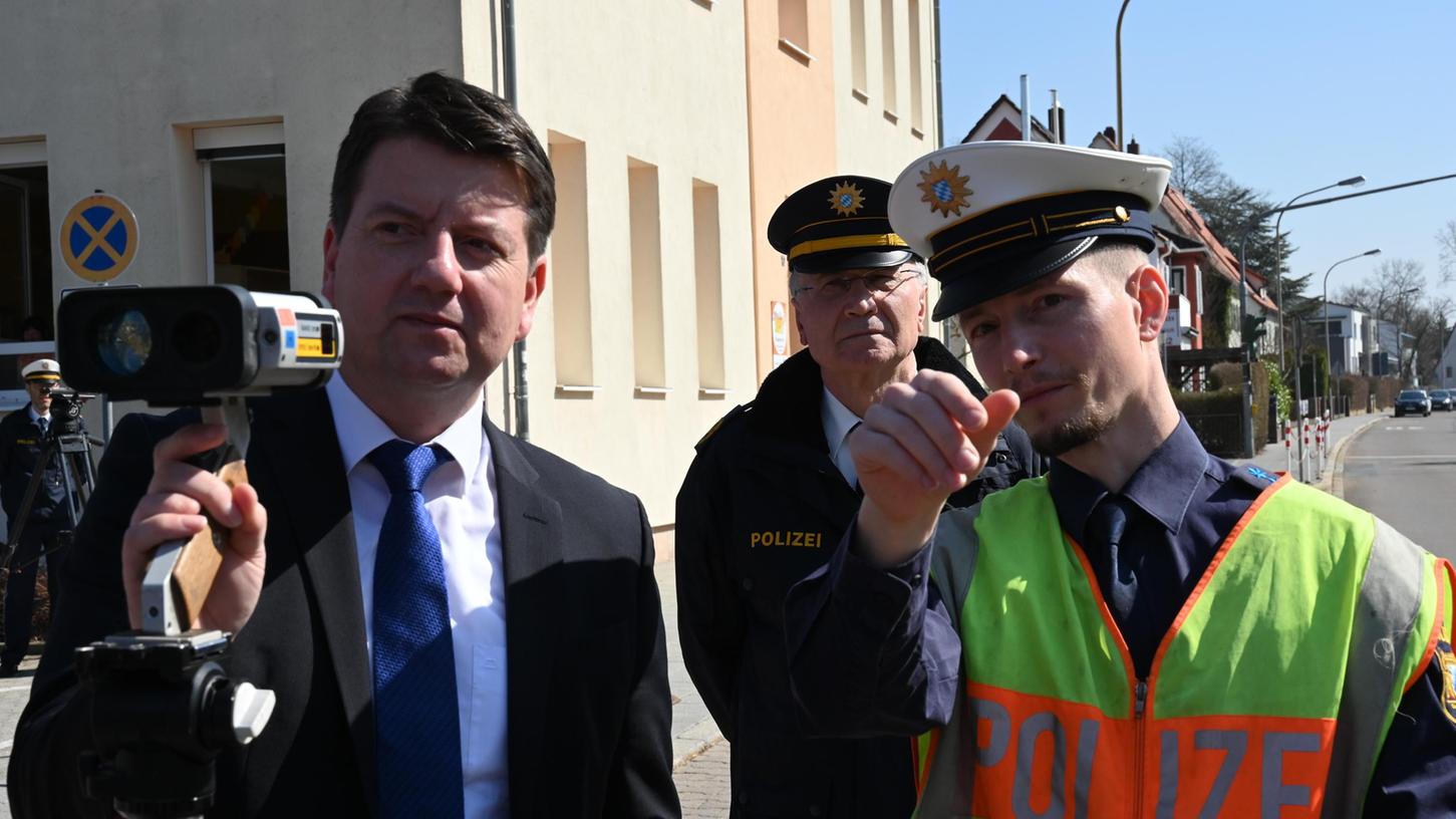 Innenstaatssekretär Sandro Kirchner besuchte zum Blitzmarathon eine Messstelle in Wendelstein. Innenstaatssekretär Sandro Kirchner besuchte zum Blitzmarathon eine Messstelle in Wendelstein.