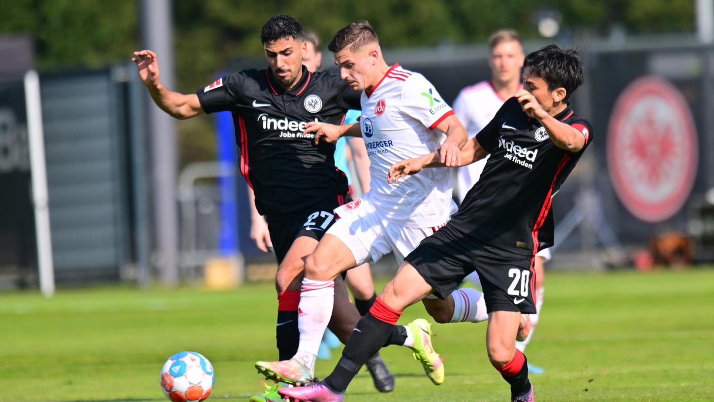 Dreikampf im Schatten des Waldstadions: Nikola Dovedan nimmt es mit den Frankfurtern Aymen Barkok und Makoto Hasebe auf.