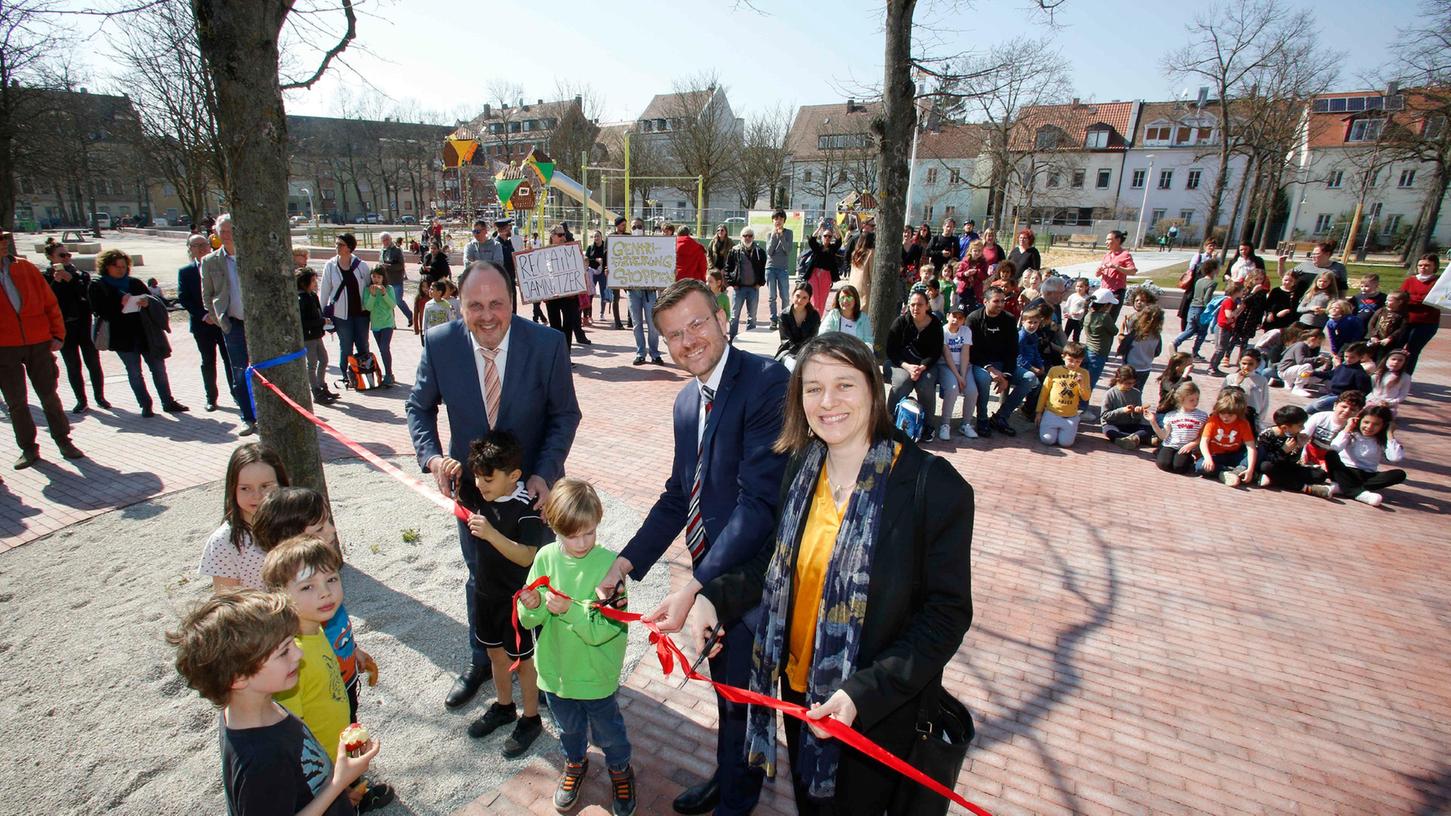 Der Jamnitzerplatz in Nürnberg-Gostenhof ist nach der Sanierung wieder ein Treffpunkt für Menschen aus dem Stadtteil. Bürgermeister Christian Vogel, Oberbürgermeister Marcus König und Sozialreferentin Elisabeth Ries (von links) eröffneten die Grünanlage am Donnerstag wieder.