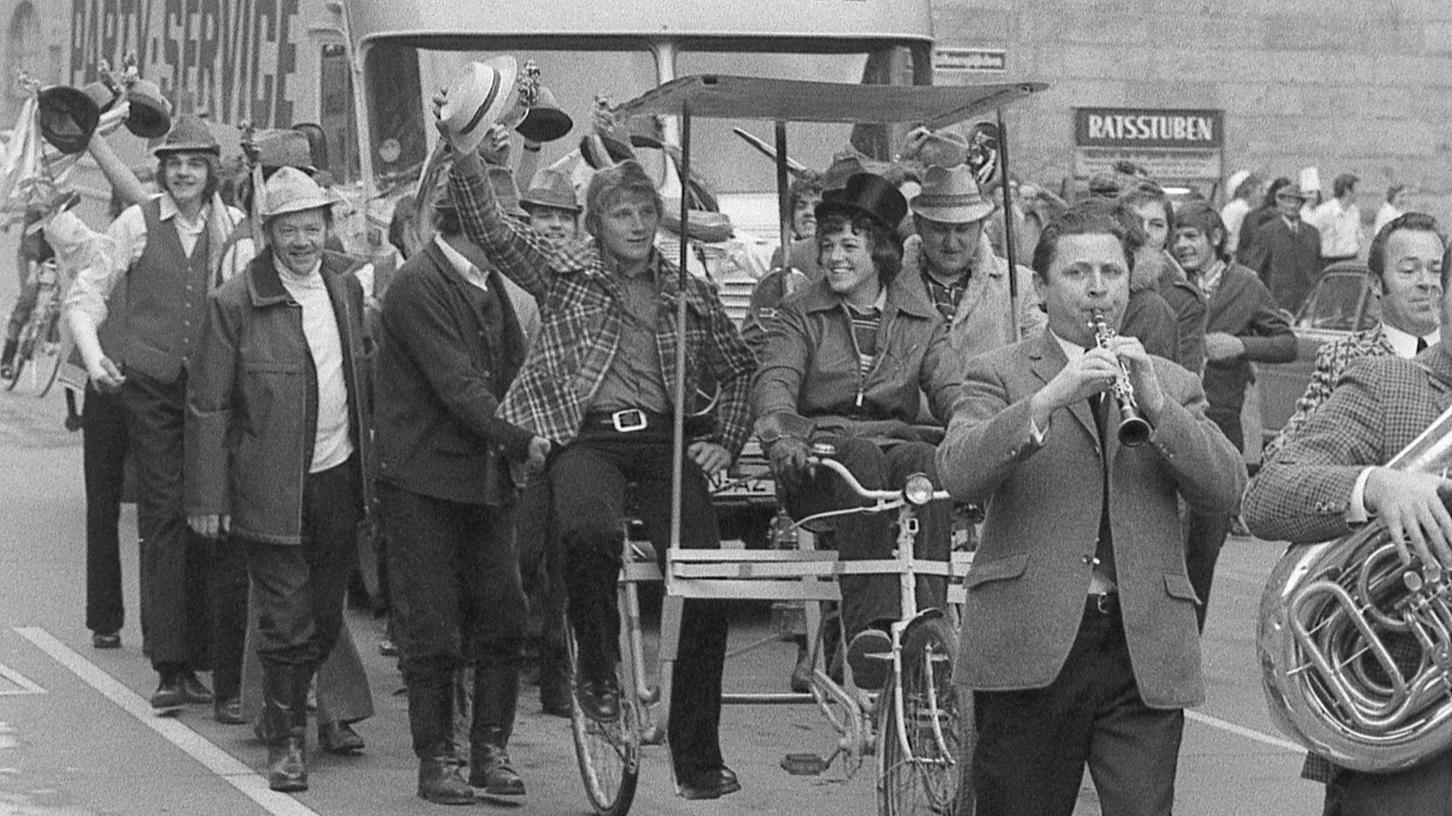 Ordentlich Radau machte diese Truppe beim ersten autofreien Sonntag am 25. November 1973 in Nürnberg. Die Musik spielte auf, die Rikscha rollte, dahinter wurden Fahrräder aus dem Transporter verteilt.