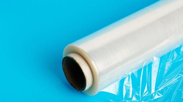 Frischhaltefolien gehören in die Gelbe Tonne, wenn diese Teile von Verpackungen waren.