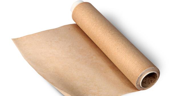 Backpapier entsorgt man, egal ob frisch oder gebraucht, immer im Restmüll. Eine Entsorgung von Backpapier im Altpapier ist nicht gestattet, da es eine spezielle Beschichtung hat und Speisereste, Fette und Öle für Probleme beim Recycling sorgen können.