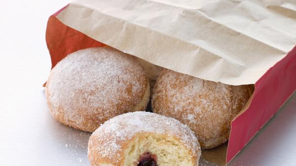 Häufig haben Bäcker- oder Metzgertüten ein Sichtfenster aus Plastik. Es wäre gut, die Folie zu entfernen, bevor die Tüte ins Altpapier wandert. Wenn dies aber nicht geschieht, werden die Folien im weiteren Recyclingprozess entfernt.