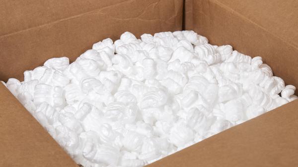 Wenn das Styropor Teil einer Verpackung war, gehört es auch in die Gelbe Tonne oder zum Wertstoffhoff. Auf keinen Fall darf Styropor, welches aus anderen Quellen stammt, über die Gelbe Tonne entsorgt werden, da dieses gegebenenfalls eine andere Zusammensetzung hat und sogar Sonderabfall sein kann - dazu zählen beispielsweise Dämmplatten.