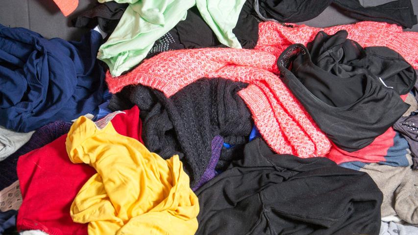 Zerschlissene und kaputte Kleidung darf nicht mehr in den Altkleidercontainer. Es gibt auch leider keine anderen Sammelstellen oder Verwendung mehr dafür. Das einzige was man tun kann, ist, die Kleidung zu Putzlappen umzufunktionieren.