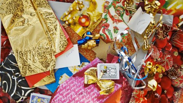 Geschenkpapier darf zwar in den meisten Fällen ins Altpapier, aber es gibt Ausnahmen. Beschichtete Papiere mit einem Überzug aus Kunststofffolie müssen in den Restmüll geworfen werden. Den Unterschied erkennt man, wenn man das Papier einreißt, denn bei beschichtetem Papier kommt dann oft eine dünne Folie zum Vorschein.